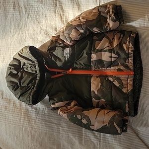 The North Face Infant Reversible Mount Chimbo Jacket 12-18 Months Camo